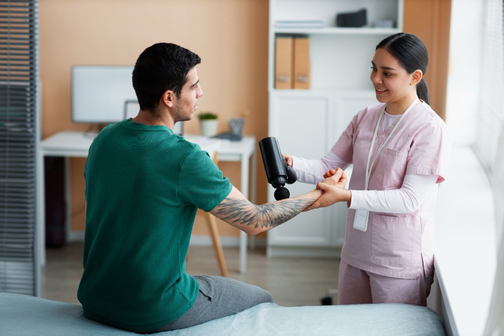 Dokter wanita memberikan pemeriksaan kepada pasien di area indoor, menggambarkan layanan personal dan privasi dalam konsultasi.
